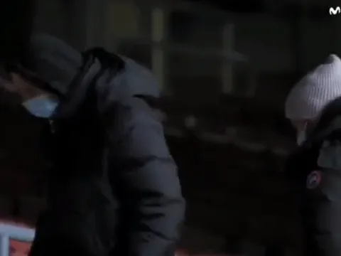 Messi lắc đầu ngao ngán rời Camp Nou