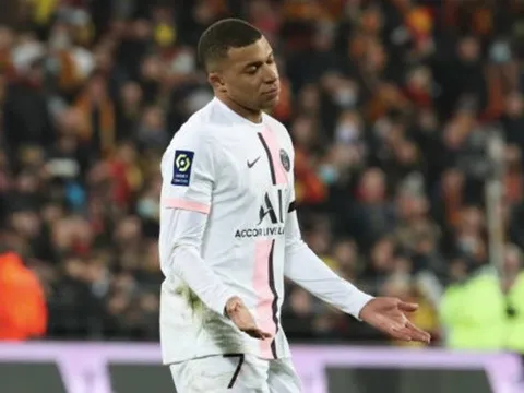 Messi lại vô duyên, Mbappe mặt lạnh tanh, không buồn ăn mừng với các đồng đội