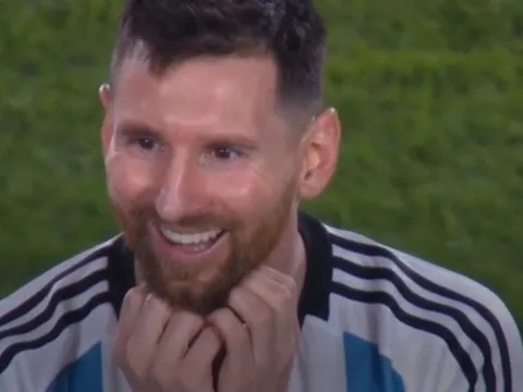 Messi làm HLV tuyển Argentina bật khóc