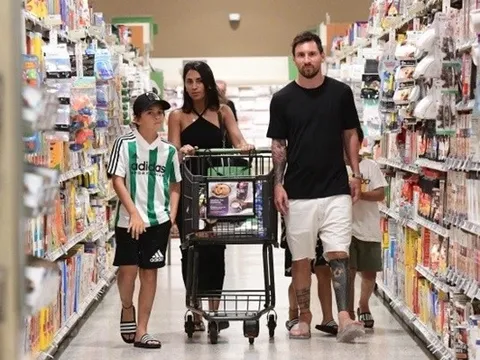 Messi làm ‘người thường’, thoải mái đi siêu thị cùng vợ con ở Mỹ