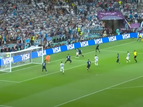 Messi rê bóng cực đỉnh, biến Gvardiol thành trò hề rồi dọn cỗ cho Alvarez