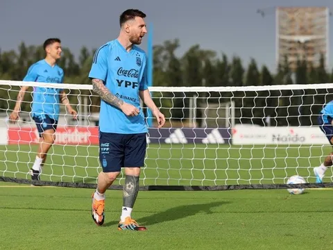 Messi lộ thái độ ở tuyển Argentina hậu World Cup; Sao Chelsea gây chú ý