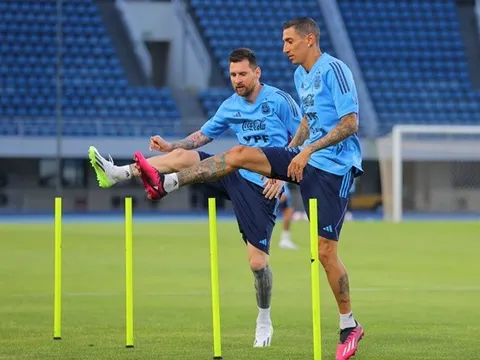 Messi thờ thẫn ngoài sân bay, bắt đầu tập luyện cùng Argentina