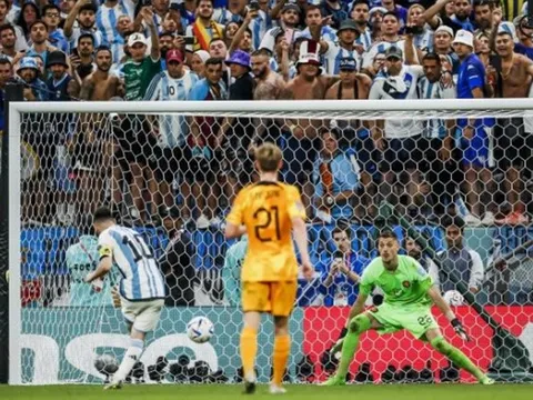 "Messi trừng mắt vào thủ môn trước khi sút sang phải"