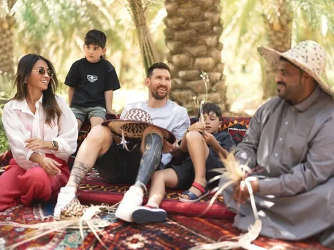 Messi tươi cười trong chuyến đi tới Saudi Arabia