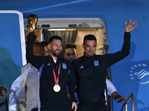 Messi và đồng đội phải trả lại cúp vàng 6,1 kg