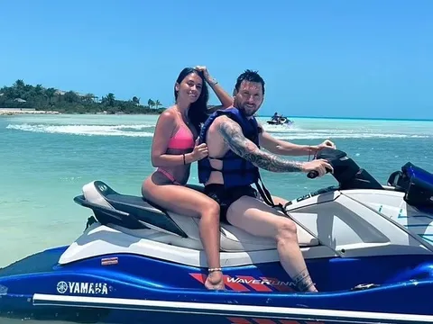 Messi vi vu 'cưỡi sóng' cùng vợ, hẹn đại náo Miami vào ngày mai