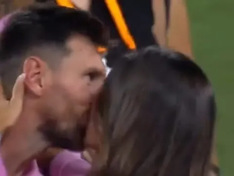 Messi 'hóa phép' Inter Miami, được vợ hôn ngọt ngào trên sân