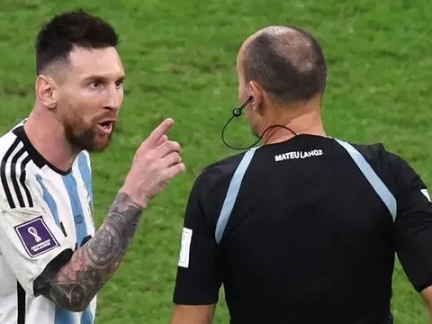 Messi xin lỗi vị trọng tài khiến mình ngứa mắt