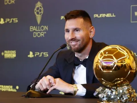 Messi xúc động tri ân Maradona sau khi giành Quả Bóng vàng thứ 8