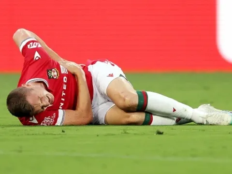 Va chạm với thủ môn M.U, trụ cột Wrexham lập tức nhập viện