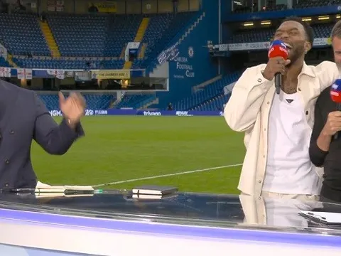 Micah Richards không thể ngừng cười vì hành động của Roy Keane