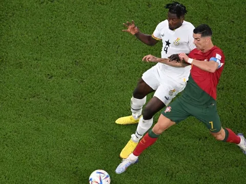 Mike Dean nói thẳng về quả phạt đền của Ronaldo