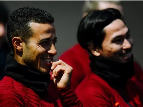 Minamino và Thiago nhoẻn miệng cười, số 10 xông xáo phục hồi chiến Arsenal?