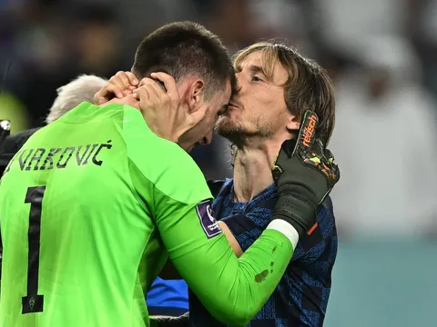 Modric ôm hôn thủ môn Croatia sau loạt luân lưu