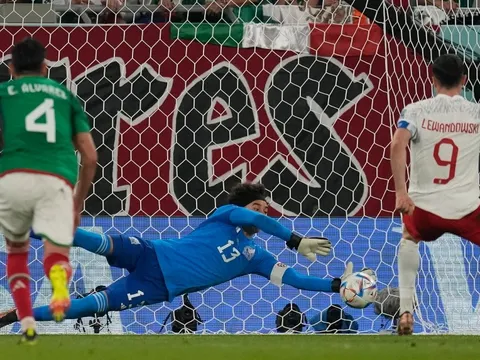 Mỗi khi tới World Cup, Ochoa lại bắt "dính": Lần này Lewy ôm hận