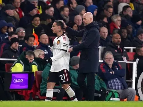 Một danh hiệu là đủ cho Man United