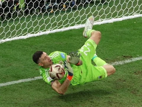 Một Emi Martinez quái chiêu khiến Pháp run rẩy và sợ hãi