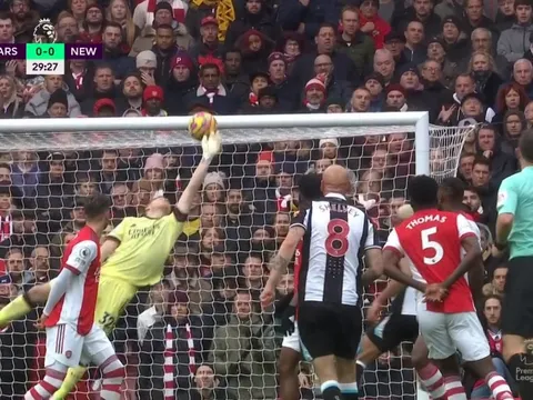 'Một pha cứu thua xuất sắc! Ramsdale đang chơi ngoài sức tưởng tượng'