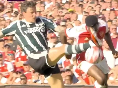 Fan Arsenal: "Một pha phòng ngự thiếu não"