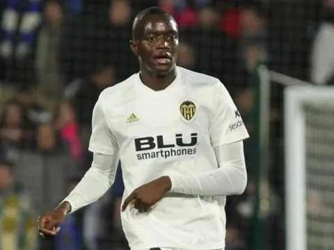 Cầu thủ Valencia dính chấn thương cực nặng sau pha va chạm với Tchouameni