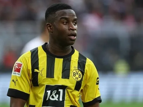 Moukoko bắn tin, Arsenal nhanh tay chốt đơn