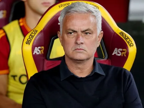 Mourinho chỉ ra thứ cản trở AS Roma bay cao