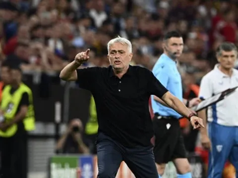 Mourinho chỉ trích trọng tài