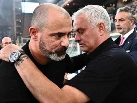 Mourinho bảo vệ HLV đối thủ