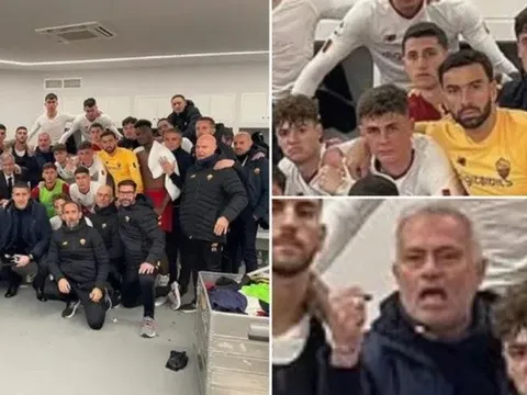Mourinho bắt học trò chụp hình tập thể sau trận thua