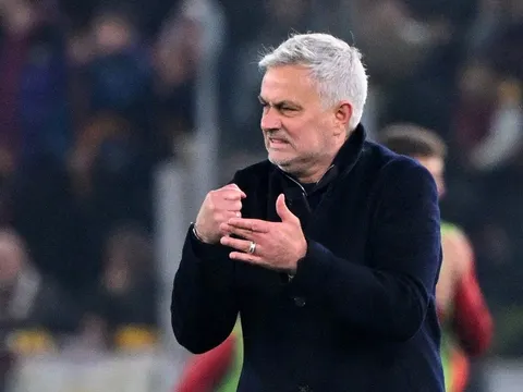 Mourinho bị phạt nặng