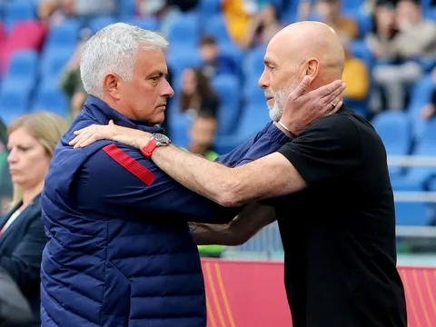 Mourinho giấu micro ở đường biên