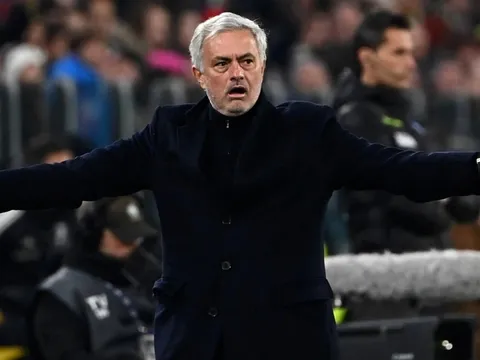 Mourinho là nạn nhân của thứ bóng đá ăn xổi