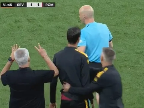 Mourinho nổi giận với trọng tài sau quyết định gây tranh cãi