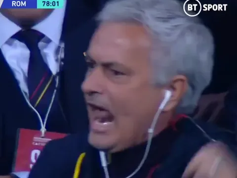 Mourinho phản ứng bất ngờ với bàn thắng đưa Roma vào top 4