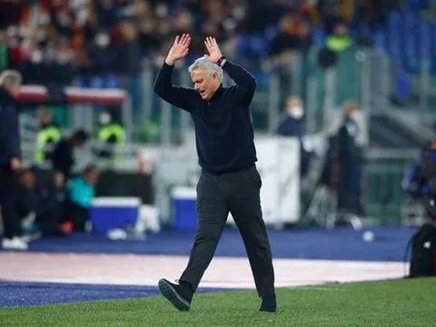 Mourinho trốn biệt tăm trong ngày Roma thua đau và còn 10 người