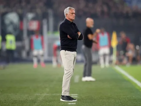 Mourinho lại gây rối trong ngày tái xuất ghế huấn luyện