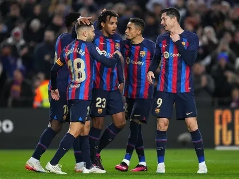 Thắng tưng bừng, Barca hơn Real 8 điểm