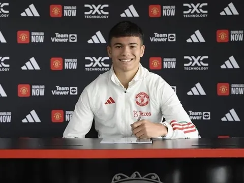 Thần đồng xứ Wales ký hợp đồng với Man United