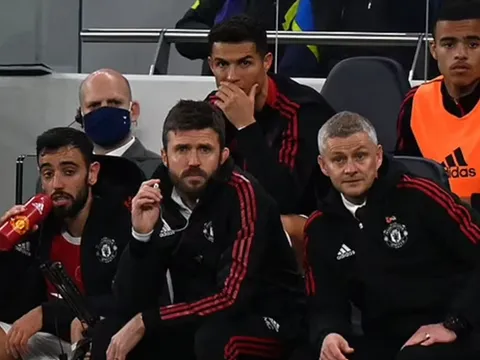 Martin Samuel: "Man United trông ngây ngô và lố bịch"