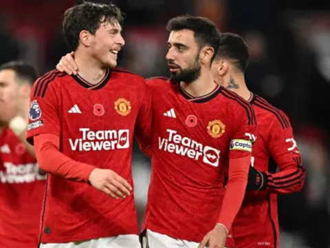 Mikael Silvestre nêu tên 2 ngôi sao sáng của Man United mùa này