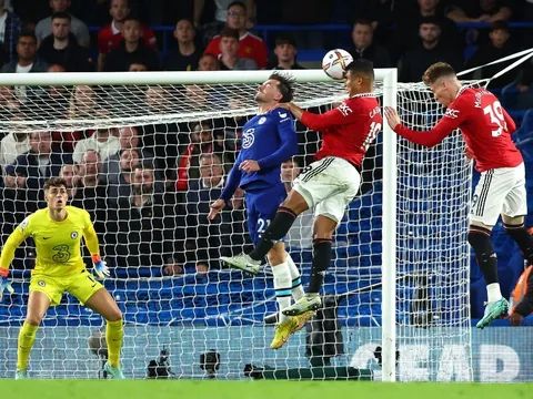 MU hòa nghẹt thở Chelsea: Đẳng cấp Casemiro
