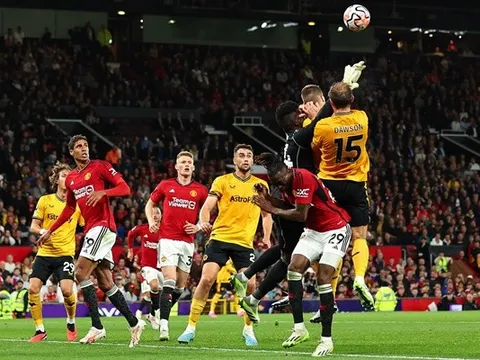 MU thắng nhọc Wolves: Vận may và trọng tài