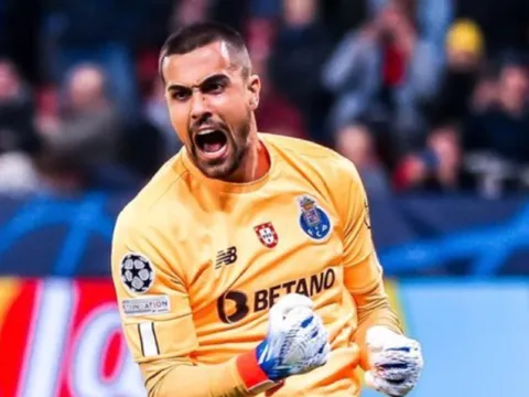M.U tròn mắt với người thay De Gea