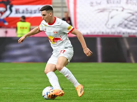 M.U xếp hàng hỏi mua tiền vệ RB Salzburg