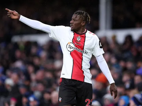 Mục tiêu cũ Man United trên đường đến London