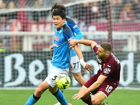 Mục tiêu của Man United khiến HLV đối thủ thán phục