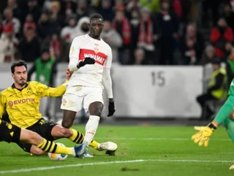 Mục tiêu M.U gieo sầu cho Dortmund; Leverkusen lại bay cao