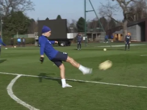 Mudryk gây sửng sốt trên sân tập, khí chất hớp hồn được thể hiện