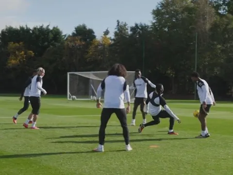 Mudryk tươi rói bên cạnh Pochettino; James tạo thêm hy vọng cho CĐV